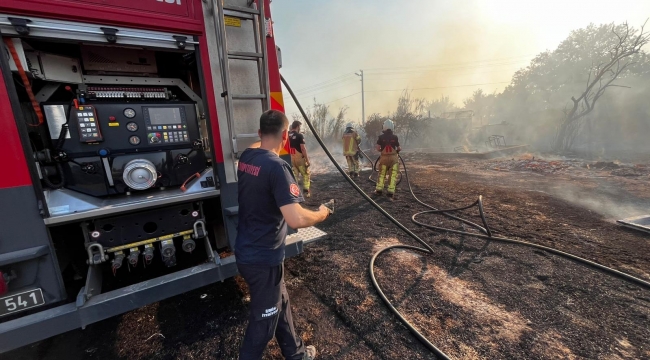 Menemen'deki ot yangını fabrikalara sıçramadan kontrol altına alındı