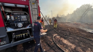 Menemen'deki ot yangını fabrikalara sıçramadan kontrol altına alındı