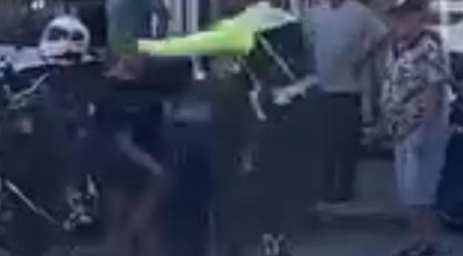 Motorlu trafik polisine tekmeli yumruklu saldırı