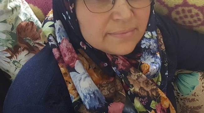 Sahipsiz köpeklerden kaçarken aracın altında kaldı