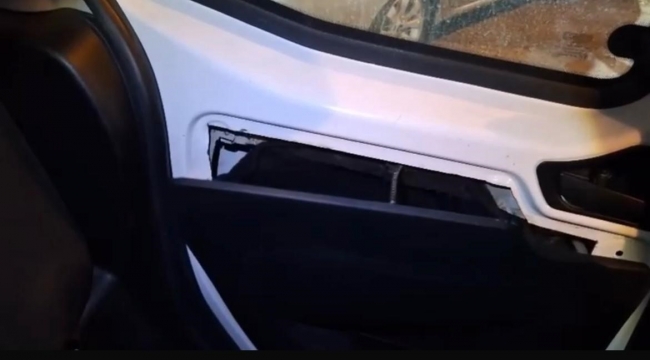 Araç anahtarıyla açılan gizli bölmede silah bulundu