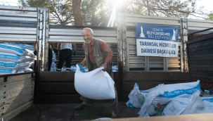 Büyükşehir'den yanan köylere 40 tonluk yem desteği