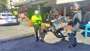 Çeşme çarşısında motosiklet sürücülerine denetim