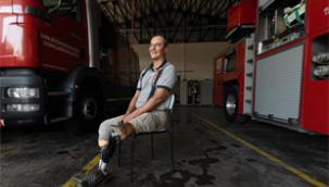 Engelli itfaiyeci çok sevdiği mesleğinden hiç kopmadı
