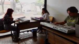 Genç İzmir'in ücretsiz müzik kursları için başvurular sürüyor