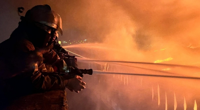 İzmir'de Mobilya Fabrikasında Yangın