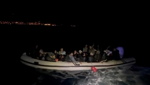 İzmir'de sürüklenen lastik bottaki 33 düzensiz göçmen kurtarıldı