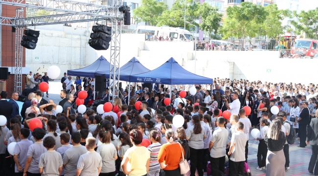 İzmir'de yeni eğitim yılının ilk ders zili törenle çaldı