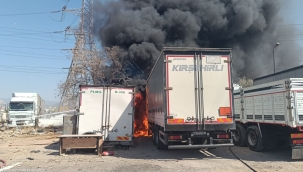 İzmir İtfaiyesi Işıkkent'teki konteyner yangınına müdahale etti