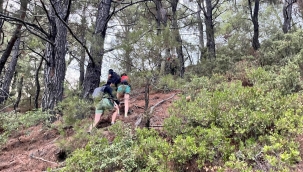 İzmir İtfaiyesi kayalıklarda mahsur kalan üç genci kurtardı