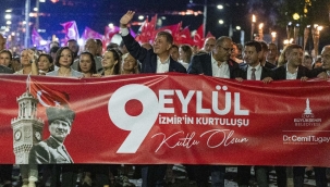 İzmir Marşı sokaklarda yankılandı
