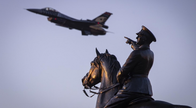 İzmir semalarında "kurtuluş" coşkusu