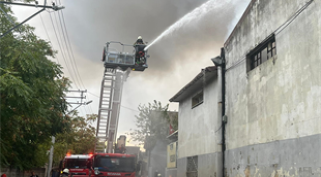 Bornova'daki depo yangınına hızlı müdahale 