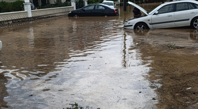 Foça'da Sağanak Yağış Hayatı Felç Etti: Evler ve Araçlar Sular Altında