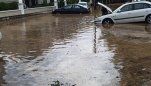 Foça'da Sağanak Yağış Hayatı Felç Etti: Evler ve Araçlar Sular Altında