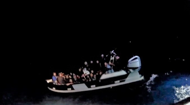 İzmir açıklarında 33 düzensiz göçmen kurtarıldı, 50 göçmen yakalandı