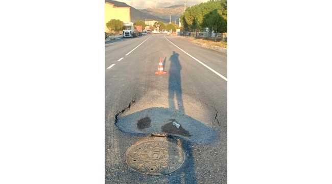 İzmir Büyükşehir'in Helvacı asfaltı 11 günde çöktü