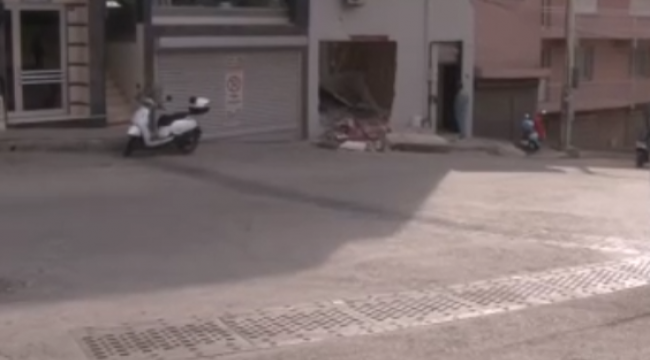 İzmir'de freni boşalan kamyon duvarı yıkıp eve girdi