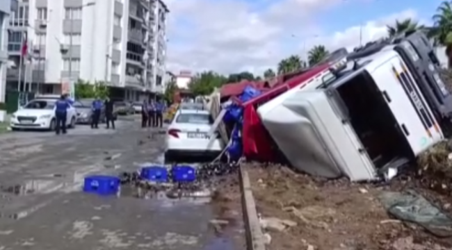 İzmir'de kontrolden çıkan tırın 2 aracı ezdiği anlar kamerada