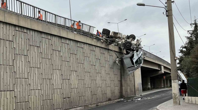 İzmir'de viyadükte askıda kalan tırın kaza anı kamerada