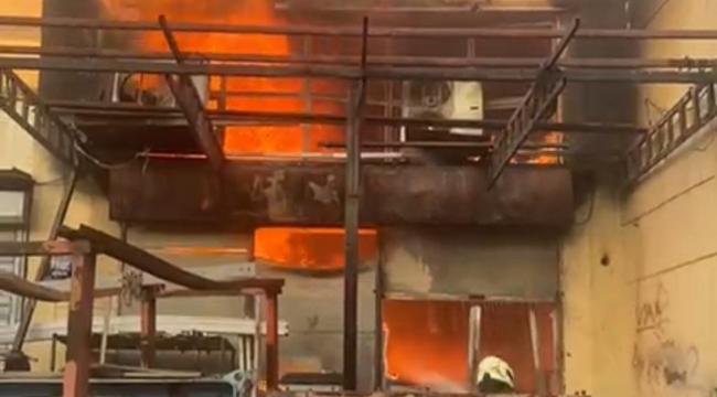 İzmir İtfaiyesi, Bornova'daki iş yeri yangınını kontrol altına aldı