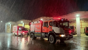 İzmir İtfaiyesi deprem sonrası destek için Sındırgı'da