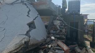 İzmir İtfaiyesi göçük altında kalan yurttaşı kurtardı