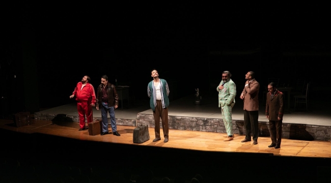 İzmir Şehir Tiyatroları sezonu yeni sahnesinde açtı