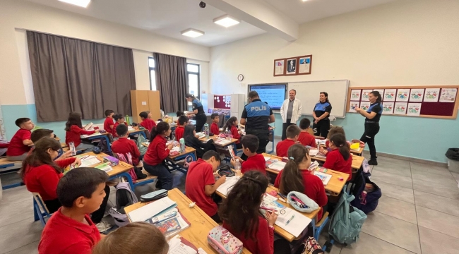"Ümidimiz Gençliktedir" Projesiyle Polislerden Kitap Okuma Etkinliği