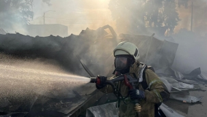 Bayraklı'daki yangın, itfaiyenin müdahalesiyle dakikalar içinde kontrol altına alındı