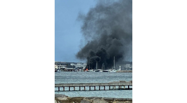 Çeşme'de korku dolu anlar: Tekneler alevlere teslim oldu