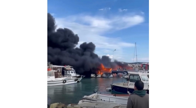 Çeşme'de korku dolu anlar: Tekneler alevlere teslim oldu
