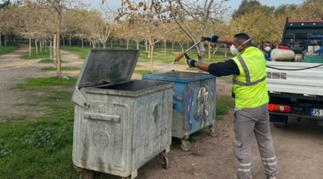 İzmir'de çöp krizi sinek istilasına dönüştü, şehir dört koldan ilaçlanıyor