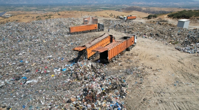 İzmir'de çöp krizi sinek istilasına dönüştü, şehir dört koldan ilaçlanıyor