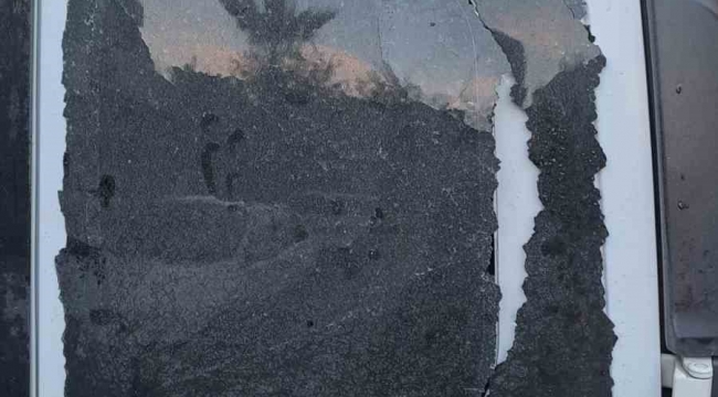 İzmir'de polis aracına saldırıp camı kırdılar