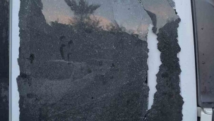 İzmir'de polis aracına saldırıp camı kırdılar