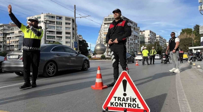 İzmir Konak'ta 30 farklı noktada dar alan uygulaması: 258 araca ceza kesildi