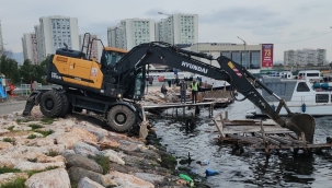 Karşıyaka'daki kaçak iskeleler yıkılıyor