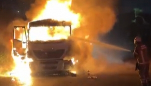 Aliağa'da kömür yüklü tır alev aldı