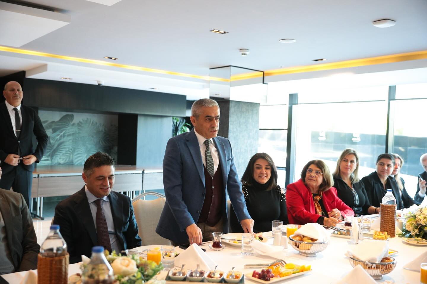 Aliağa'da muhtarlar ilçe protokolüyle yemekte bir araya geldi