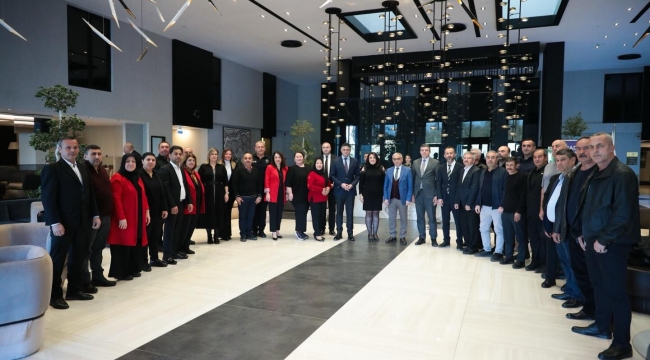 Aliağa'da muhtarlar ilçe protokolüyle yemekte bir araya geldi