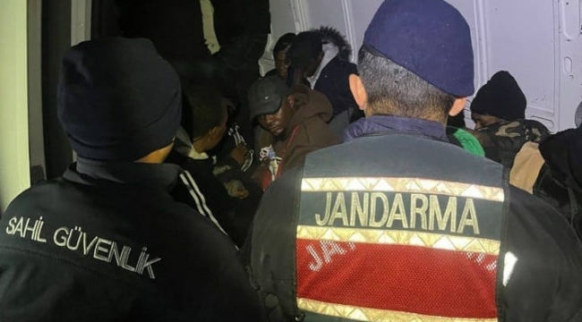 Dikili 'de 27 düzensiz göçmen ve 4 göçmen kaçakçısı yakalandı