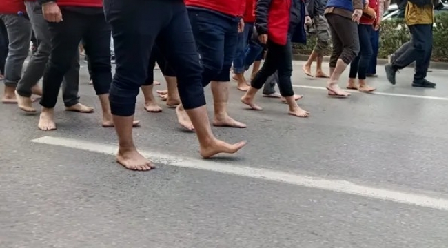 İzmir Büyükşehir Belediyesi Şirketlerinde Çalışan İşçilerden Çıplak Ayaklı Protesto Yürüyüşü