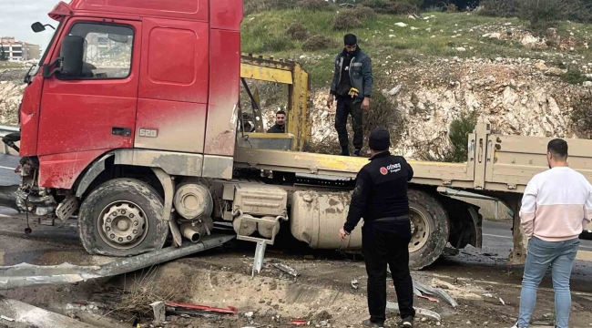 İzmir'de tır bariyerleri aşıp karşı şeride geçti