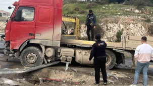 İzmir'de tır bariyerleri aşıp karşı şeride geçti