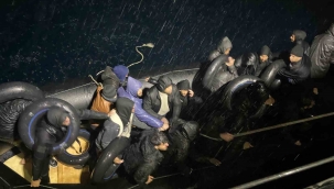 Yağmurun altında denizde sürüklenen göçmenlere sahil güvenlik yetişti