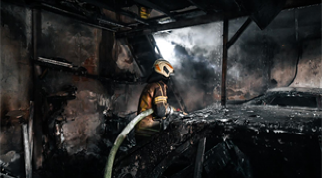 Buca'da depo yangını kısa sürede söndürüldü