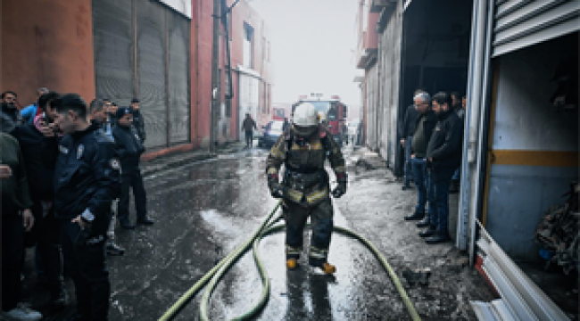 Buca'da depo yangını kısa sürede söndürüldü
