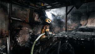 Buca'da depo yangını kısa sürede söndürüldü