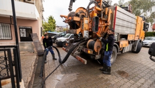 İzmir Büyükşehir Belediyesi ekipleri sağanak yağış ve fırtına nedeniyle seferber oldu